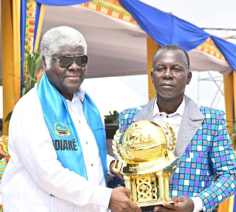 Côte d’Ivoire-AIP/ Robert Beugré Mambé exhorte les populations d’Adiaké à renforcer leur unité pour accompagner le développement