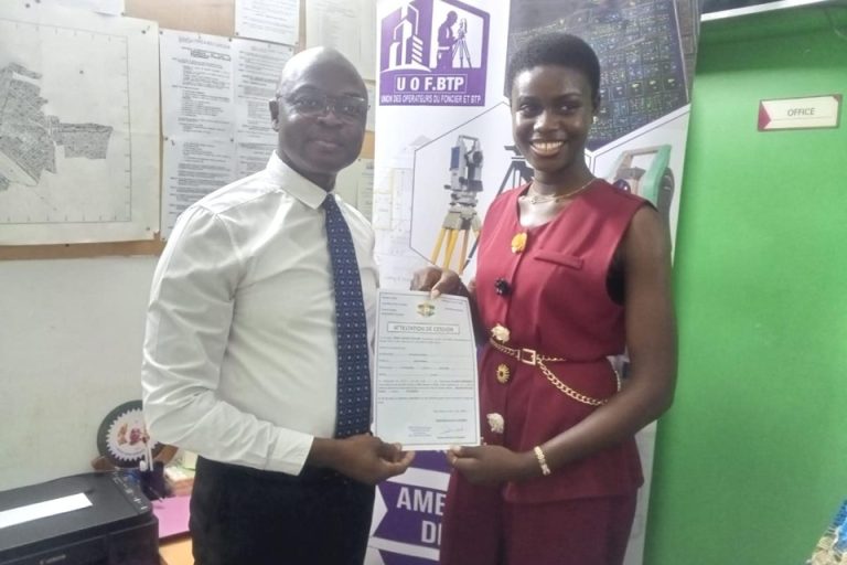 Côte d’Ivoire-AIP/ Bouaké : Les lauréats du concours de journaliste amateur et d’animateur de Gbêkê FM reçoivent chacun un terrain