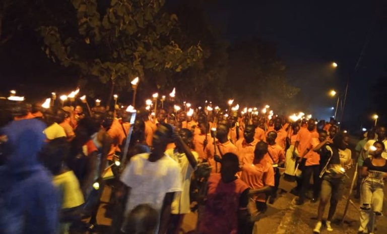 Côte d’Ivoire – AIP/ AN 66 : environ 2 300 personnes participent une retraite aux flambeaux à Daloa