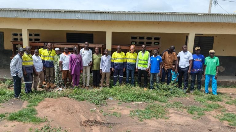Côte d’Ivoire-AIP / Une société minière équipe l’EPP Bangana de 50 tables-bancs