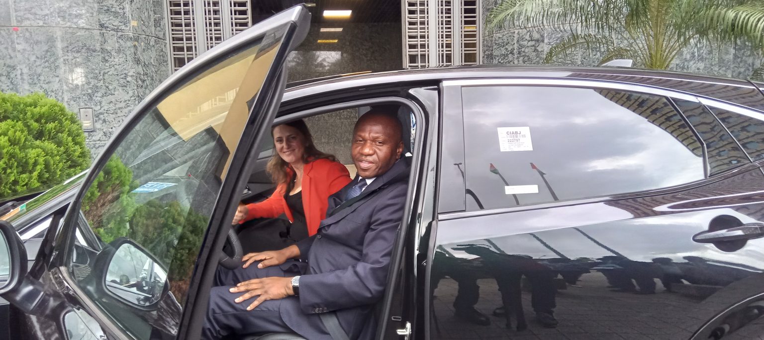 Côte d’Ivoire-AIP / Mobilité électrique : le PNUD offre un véhicule vert au ministre Abou Bamba pour accélérer la transition écologique
