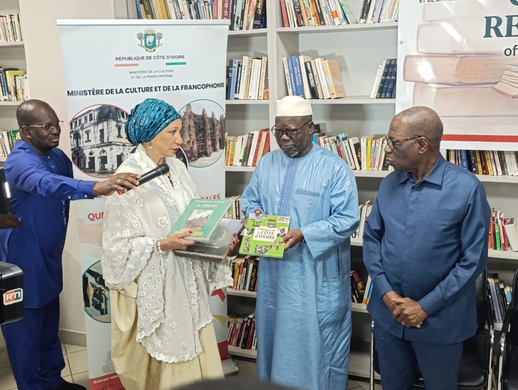 Côte d’Ivoire-AIP/ Le ministère de la Culture et de la Francophonie offre des livres à la bibliothèque de la Mosquée Salam du Plateau