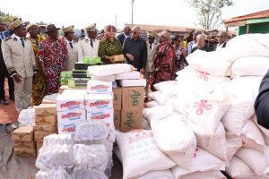 Côte d’Ivoire-AIP/ Le gouvernement remet des dons en vivres et non vivres aux populations victimes du conflit communautaire à Kossandji