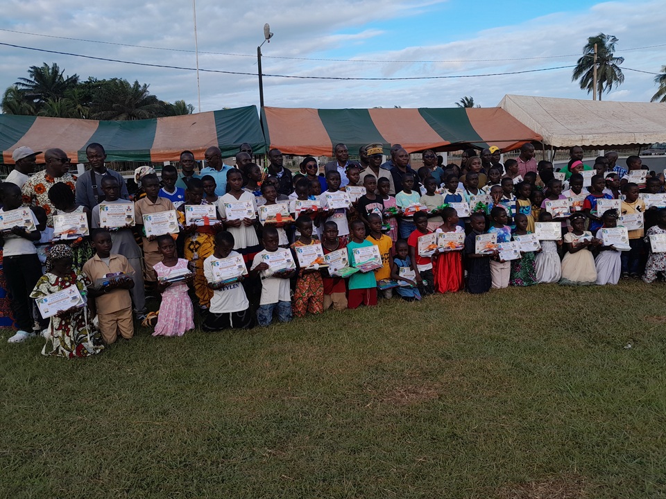 Côte d’Ivoire-AIP/ La mairie de Tabou récompense 432 élèves et renforce l’équipement des écoles primaires