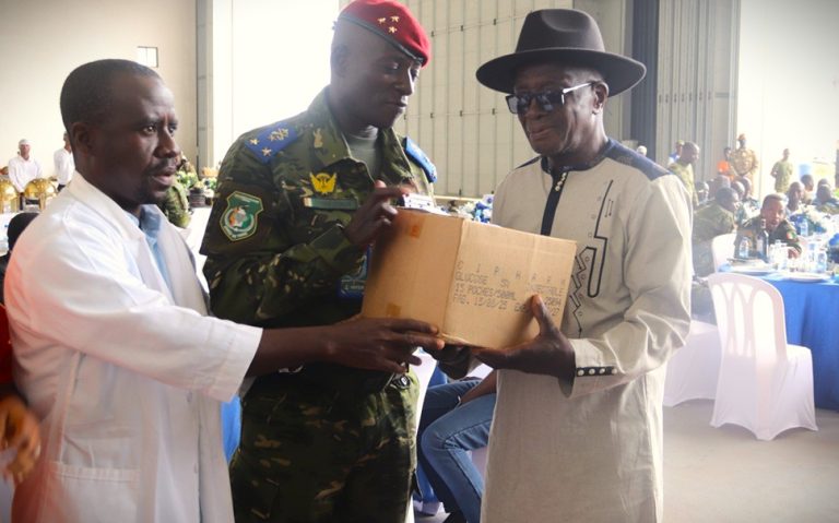 Côte d’Ivoire-AIP/ L’armée fait un don à un dispensaire situé près de sa base aérienne de Daloa