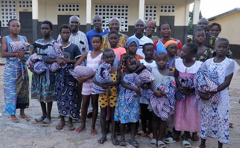Côte d’Ivoire-AIP/ Education : un cadre offre 40 tenues scolaires à 20 écolières dans un village de Daloa