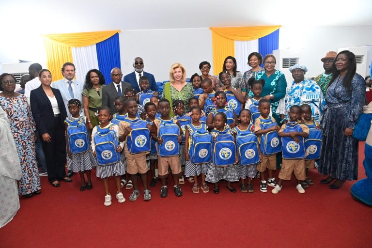 Côte d’Ivoire-AIP/ La Première dame lance la campagne de distribution de 15 000 kits scolaires