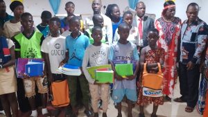Des élèves ont également reçu des kits scolaires pour aborder sereinement la rentrée scolaire.