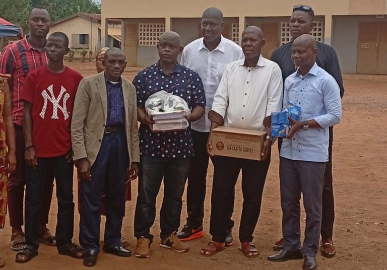 Côte d’Ivoire-AIP/ Un cadre de Bayota offre du matériel didactique à plusieurs établissements de sa localité
