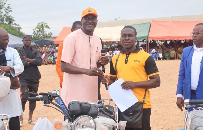 Côte d’Ivoire-AIP/ Cohésion nationale : Dogo Belmonde offre quatre millions à une vingtaine d’habitants de la sous-préfecture de Doukouyo