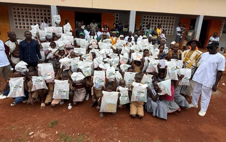 Côte d’Ivoire-AIP/ L’ONG Cœur Glorieux offre des kits scolaires à des élèves de Mangboebly