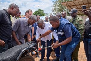 Côte d’Ivoire-AIP/ Amadou Koné constate la pose des nouvelles plaques d’immatriculation des motos et tricycles à Bouaké