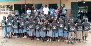 Côte d’Ivoire-AIP/Abengourou : un opérateur économique offre des kits scolaires aux élèves démunis de deux écoles et du complexe socio-éducatif