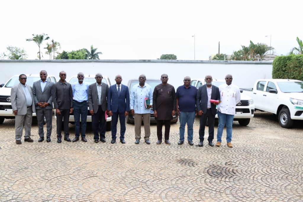 Côte d’Ivoire-AIP/ Le CHPC remet quatre véhicules aux acteurs de la filière palmier à huile pour renforcer leur encadrement