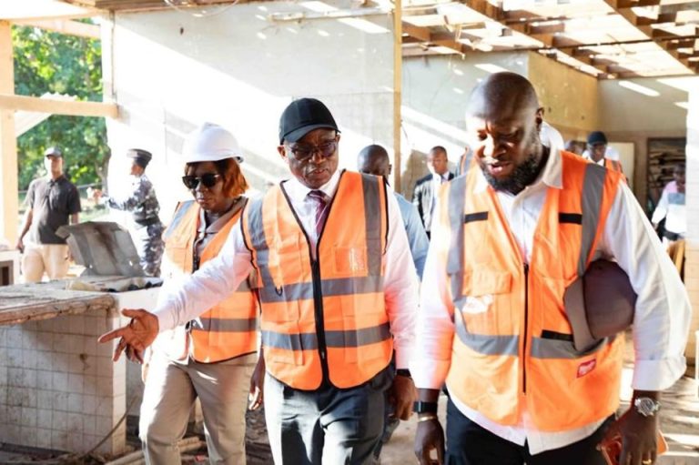 Côte d’Ivoire-AIP/ Le ministre N’Guessan Koffi s’assure de l’avancement des travaux de réhabilitation du lycée moderne de Sakassou