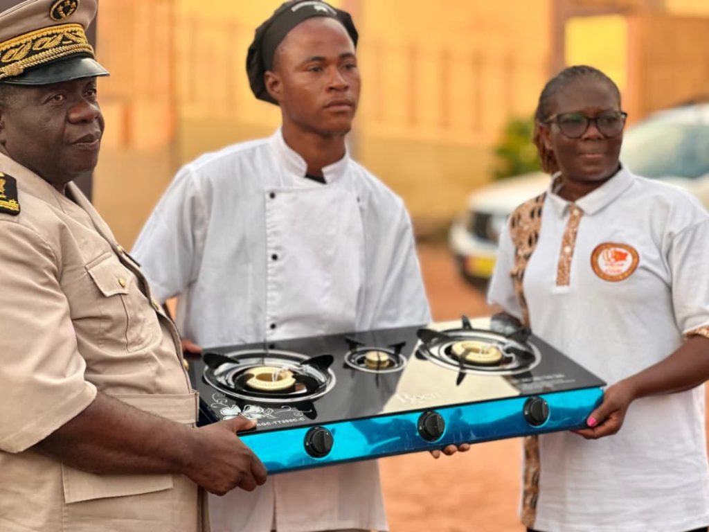La Dr Mme Koné Pélaoutéri remettant une cuisinière à un gagnant de la présélection.