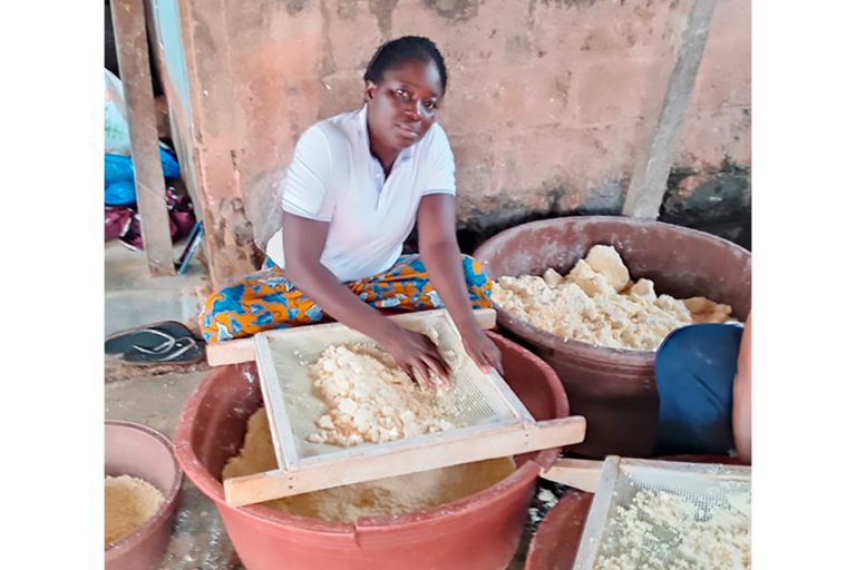 Côte d’Ivoire-AIP/ Tanda : déscolarisée après le primaire, Badou Anicette bâtit sa réussite dans l’attiéké (Portrait)