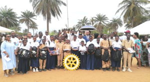 Côte d'Ivoire-AIP/ Le Rotary club Abidjan Treichville offre 500 kits scolaires à des élèves vulnérables à Jacqueville