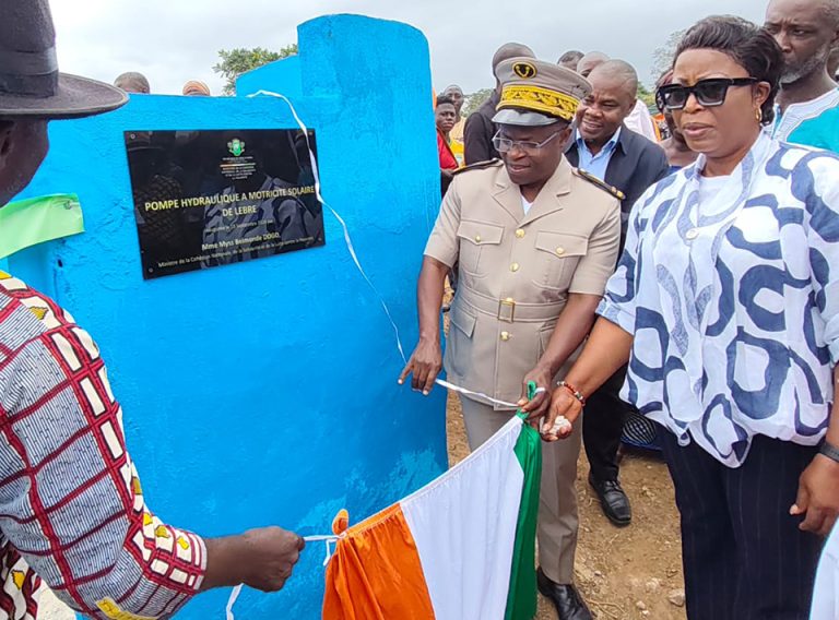 Côte d’Ivoire-AIP/ La directrice générale du PNCS livre quatre autres pompes à motricité solaire à Gagnoa