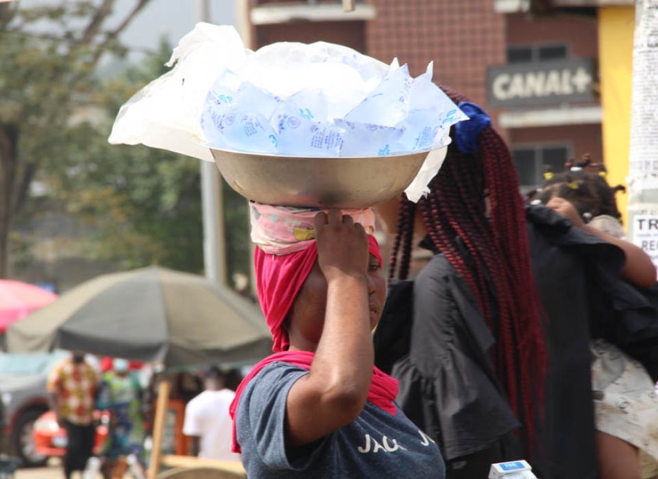 vendeuse d’eau en sachet