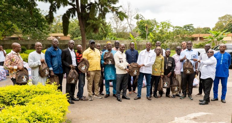 Côte d’Ivoire-AIP/ L’OIA-Anacarde offre 4 200 kits scolaires aux producteurs du bassin anacardier