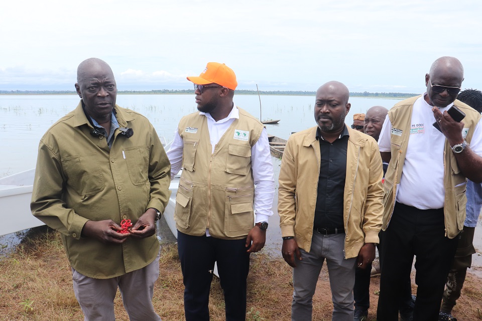 Côte d'Ivoire-AIP/ Deux embarcations motorisées remises aux services de pêche pour renforcer la surveillance des lacs de Kossou et de Buyo