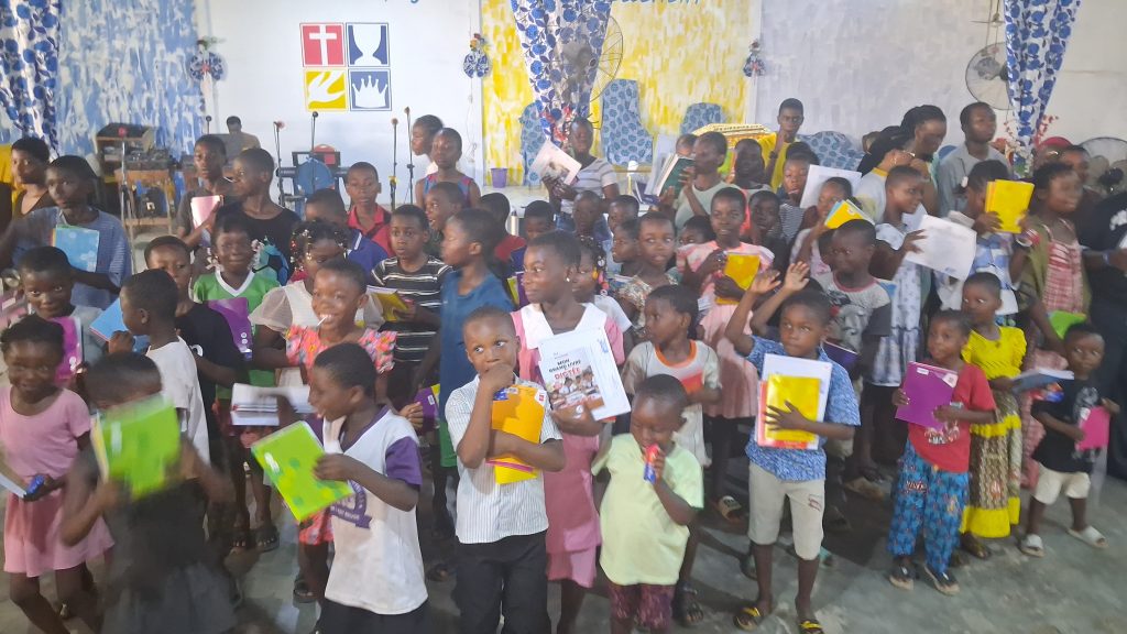 Côte d’Ivoire-AIP/Journee de l'excellence :des kits scolaires offerts aux enfants de Église Foursquare Toit rouge de Yopougon 