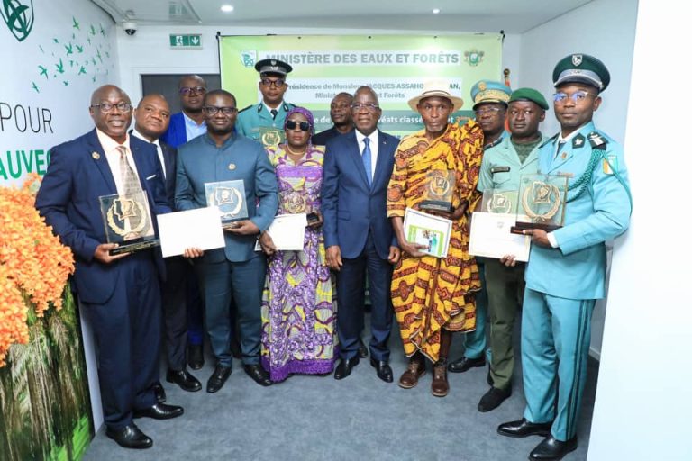 Côte d’Ivoire-AIP/ Les lauréats des 2e et 3e prix nationaux d’excellence 2026 des Eaux et Forêts et du reboisement reçoivent leurs récompenses