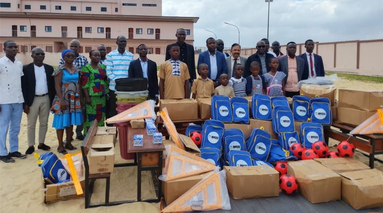 Côte d’Ivoire-AIP/ Une association des producteurs de ciment fait don de kits scolaires et de matériel didactique au Groupe scolaire Application CAFOP d’Anyama