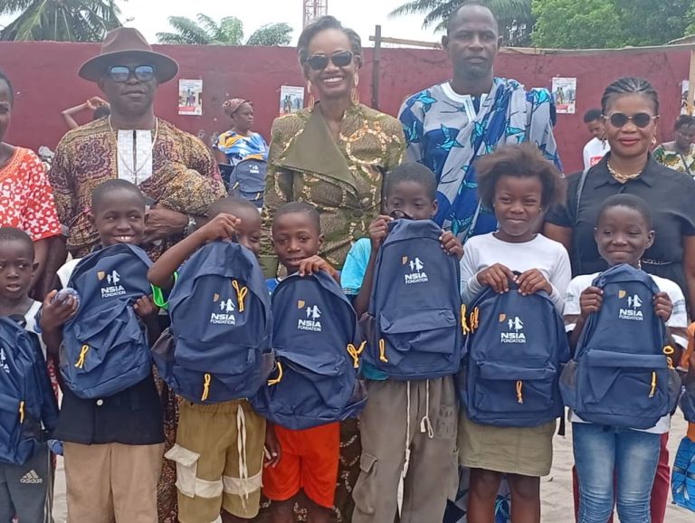 Côte d’Ivoire-AIP/ La DPE remet 220 kits scolaires aux enfants d’Adjahui à Port-Bouët