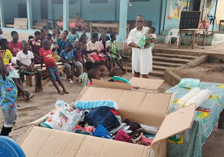 Côte d’Ivoire-AIP/ Une cadre de la diaspora de Gagnoa offre des non-vivres à l’orphelinat de la ville