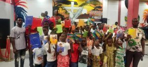 Côte d'Ivoire-AIP/ Une Eglise évangélique distribue des kits scolaires à Yopougon