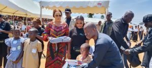 Côte d’Ivoire-AIP/ La Fondation Nina Bley et le DG de la SIR offrent 2 000 kits scolaires aux élèves en difficulté à Port-Bouët