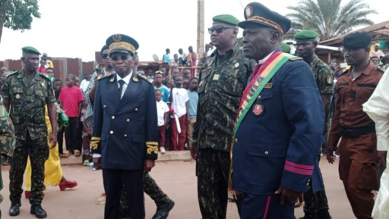 Côte d’Ivoire-AIP/68e anniversaire de l’indépendance de la Guinée : des autorités de Danané prennent part à la célébration à Lolla Le préfet de Danané (à gauche) a conduit la délégation ivoirienne à Lolla.