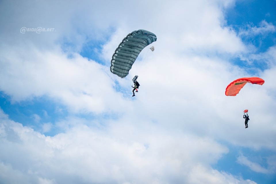 Côte d'Ivoire-AIP/ Saint-Michel: les parachutistes du 1er BCP offrent un spectacle aérien à Yopougon