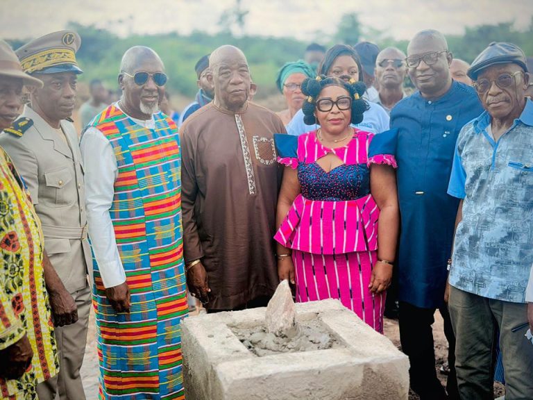 Côte d’Ivoire-AIP/ Le sénateur Alcide Djédjé pose la première pierre d’un projet de réhabilitation du centre de santé de Blouzon