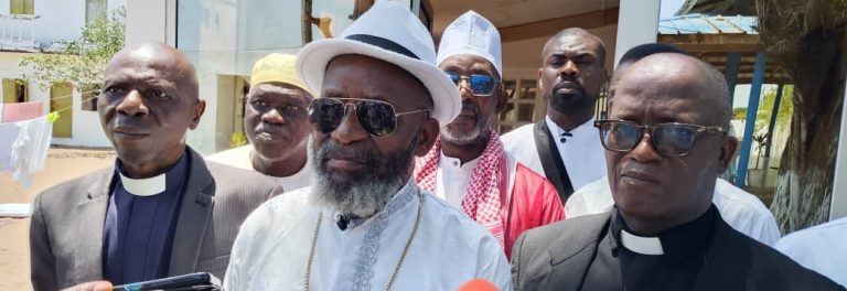 Côte d’Ivoire-AIP/ Des guides religieux chrétiens et musulmans prient pour la santé du Révérend Édiémou Blin Jacob