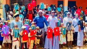 Côte d’Ivoire-AIP/ Rentrée scolaire 2026-2027 : une ONG offre des kits scolaires à des élèves orphelins et démunis à Korhogo