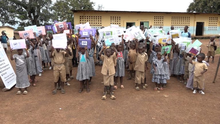 AIP/ REMEDES distribue 20 000 kits scolaires à travers la Côte d’Ivoire