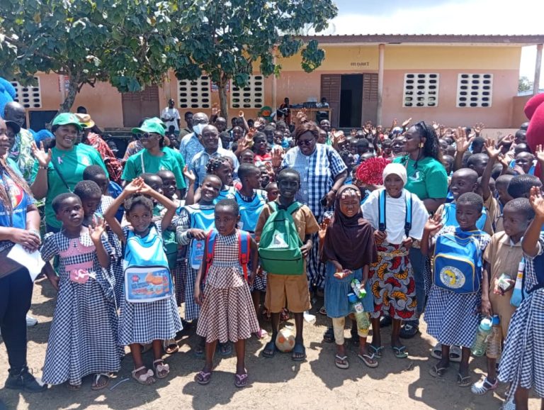 Côte d’Ivoire-AIP/ Des kits scolaires offerts aux élèves défavorisés d’Eboué par l’ONG N’Klo Bakan