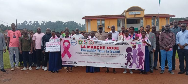 Côte d’Ivoire-AIP / Les élèves faits ambassadeurs de la lutte contre le cancer du sein lors de la marche rose à Ayamé