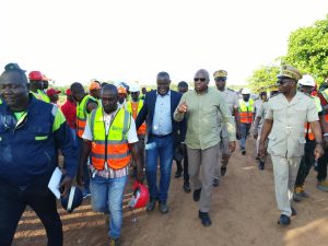 Côte d’Ivoire-AIP/ Le ministre Abou Bamba visite un site d’exploitation minière semi-industrielle à Bouna