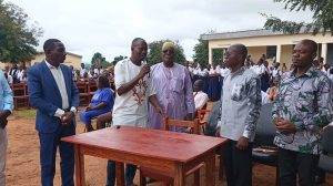 Côte d’Ivoire-AIP/ Un cadre offre 20 tables et chaises de travail aux professeurs du lycée moderne Dominique Ouattara de Séguéla