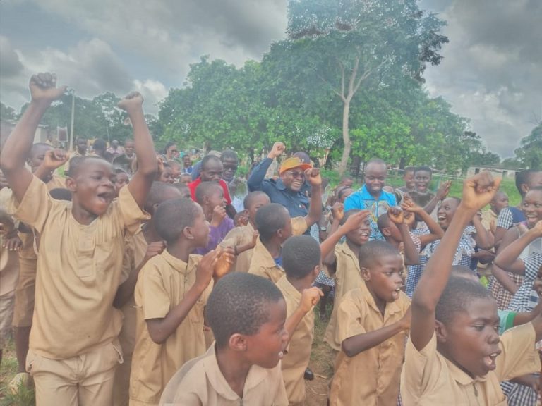 Côte d’Ivoire-AIP/ Le député Justin Koffi engage le combat pour l’amélioration des résultats scolaires à Attiégouakro